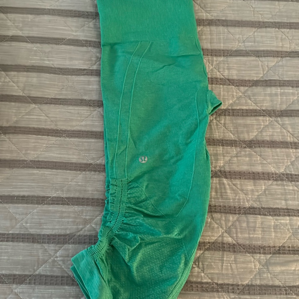 Lululemon leggings either size 4 or 6 excellent condition